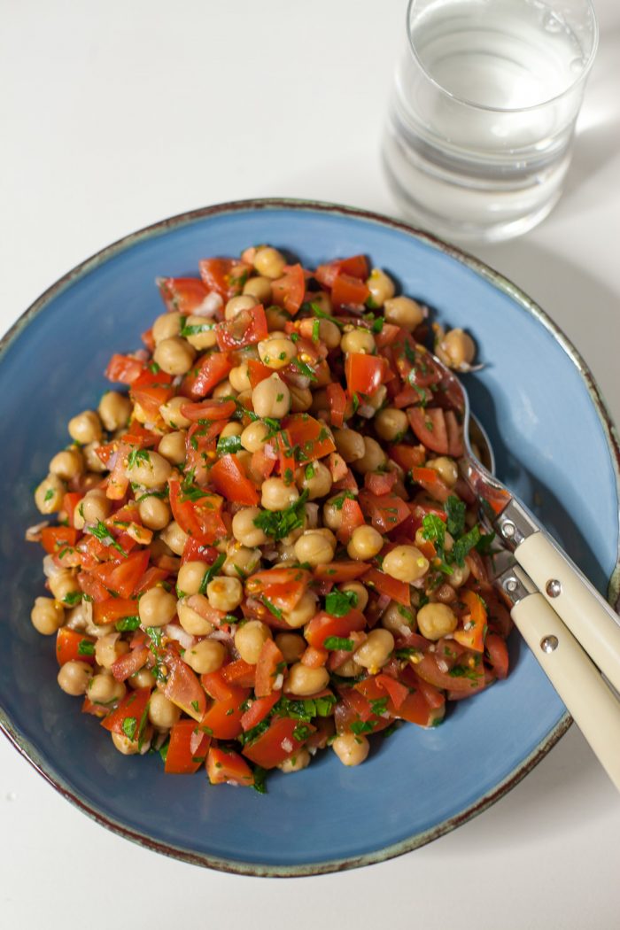 Kichererbsensalat mit Tomate und Chimichurri – ein super leckerer Salat zum Abendessen oder einfach nur so.