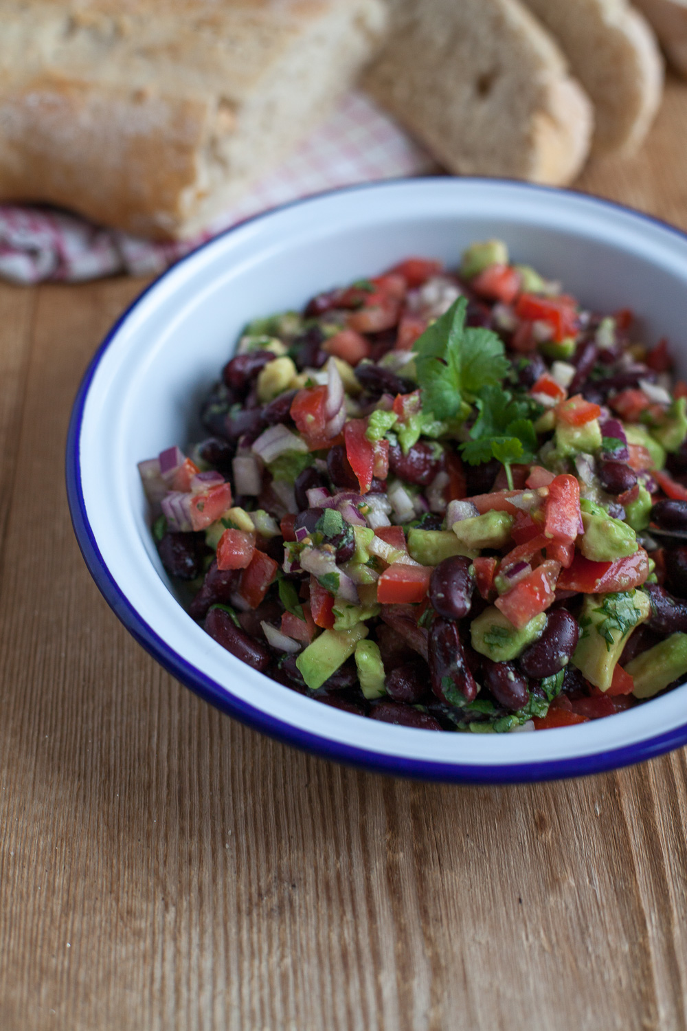 K&ouml;stliches Kidneybohnen-Avocado-Salsa als Beilage zum Grillen - als F&uuml;llung f&uuml;r einen Wrap oder einfach zu einem leckeren St&uuml;ck Brot als schnelles Mittag.