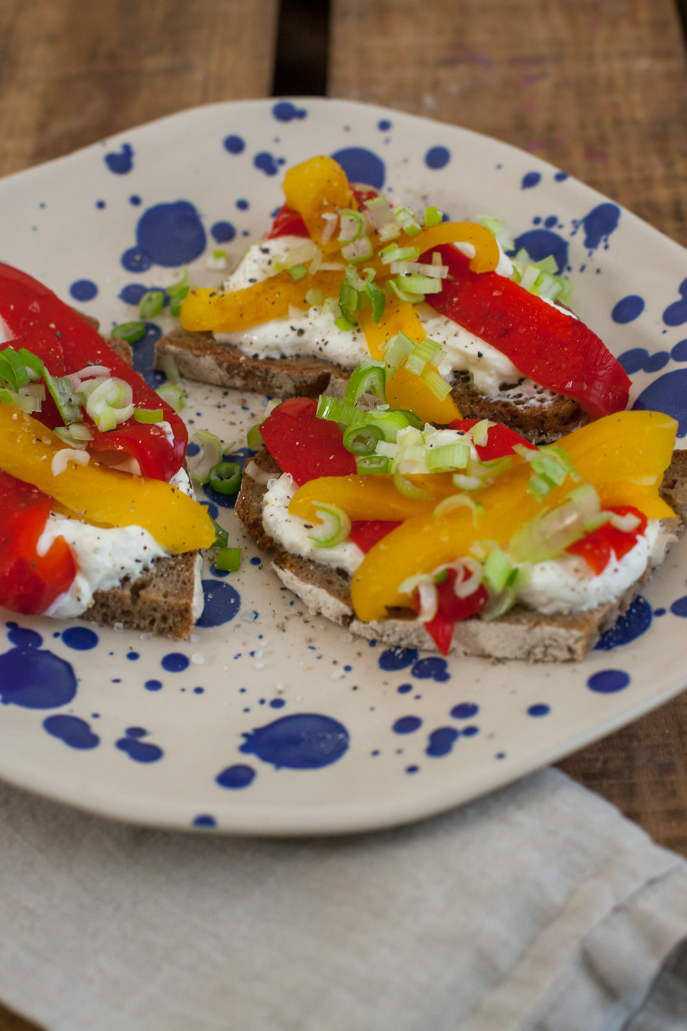 Leckere Schnittchen mit Ricotta-Creme und gegrillter Paprika. Das Rezept findet Ihr auf https://www.tastesheriff.com/