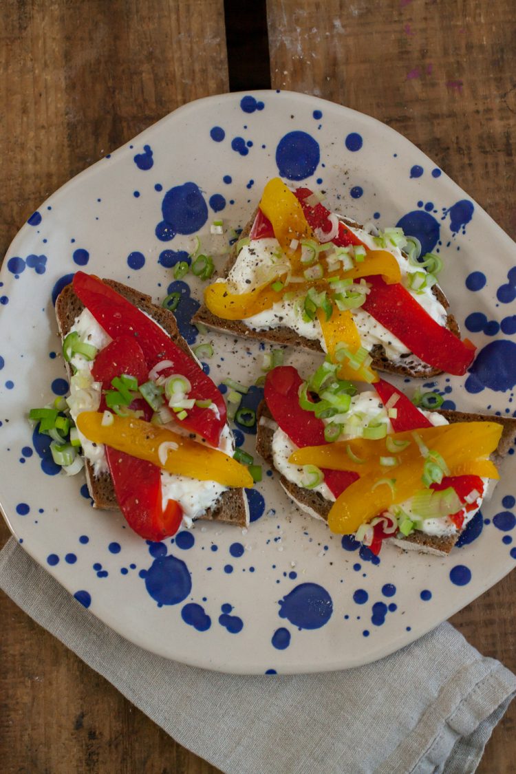 Leckere Schnittchen mit Ricotta-Creme und gegrillter Paprika. Das Rezept findet Ihr auf https://www.tastesheriff.com/