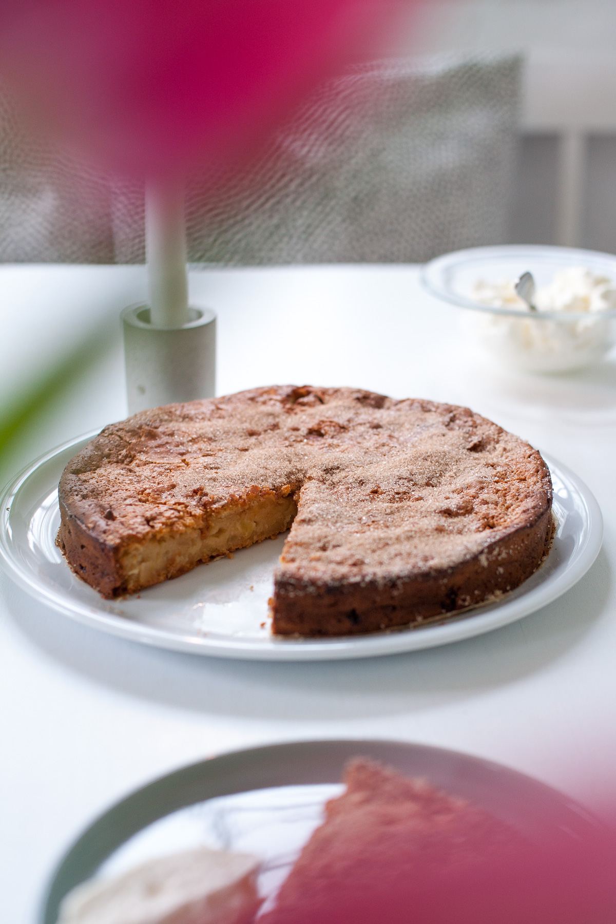 Eine super Alternative zum Apfelrührkuchen aka Quarantäne-Kuchen: Dieser Apfel-Frischkäse-Kuchen mit Zimtkruste hat bei uns schon so manche Miene aufgehellt. 