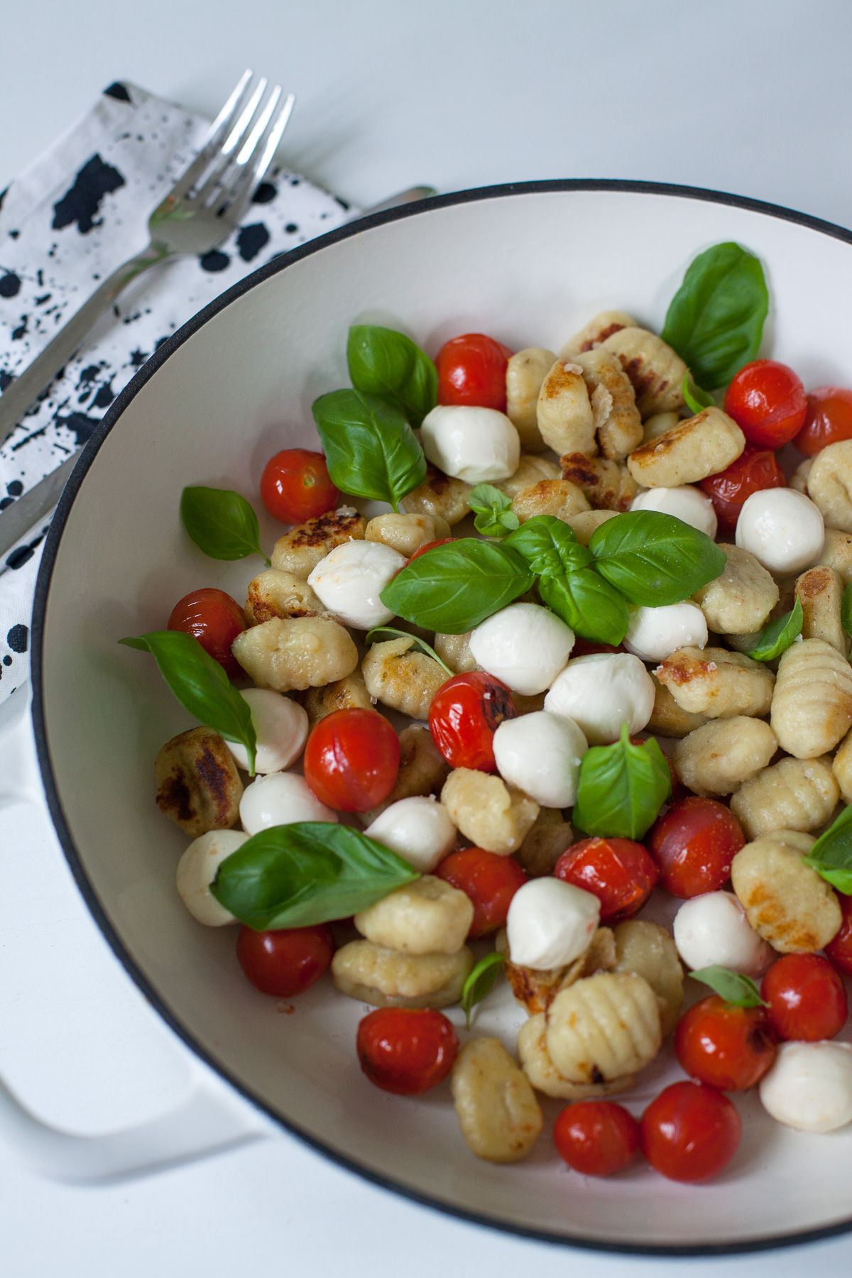 schnelle Gnocci mit Tomate und Mini-Mozzarella | tastesheriff
