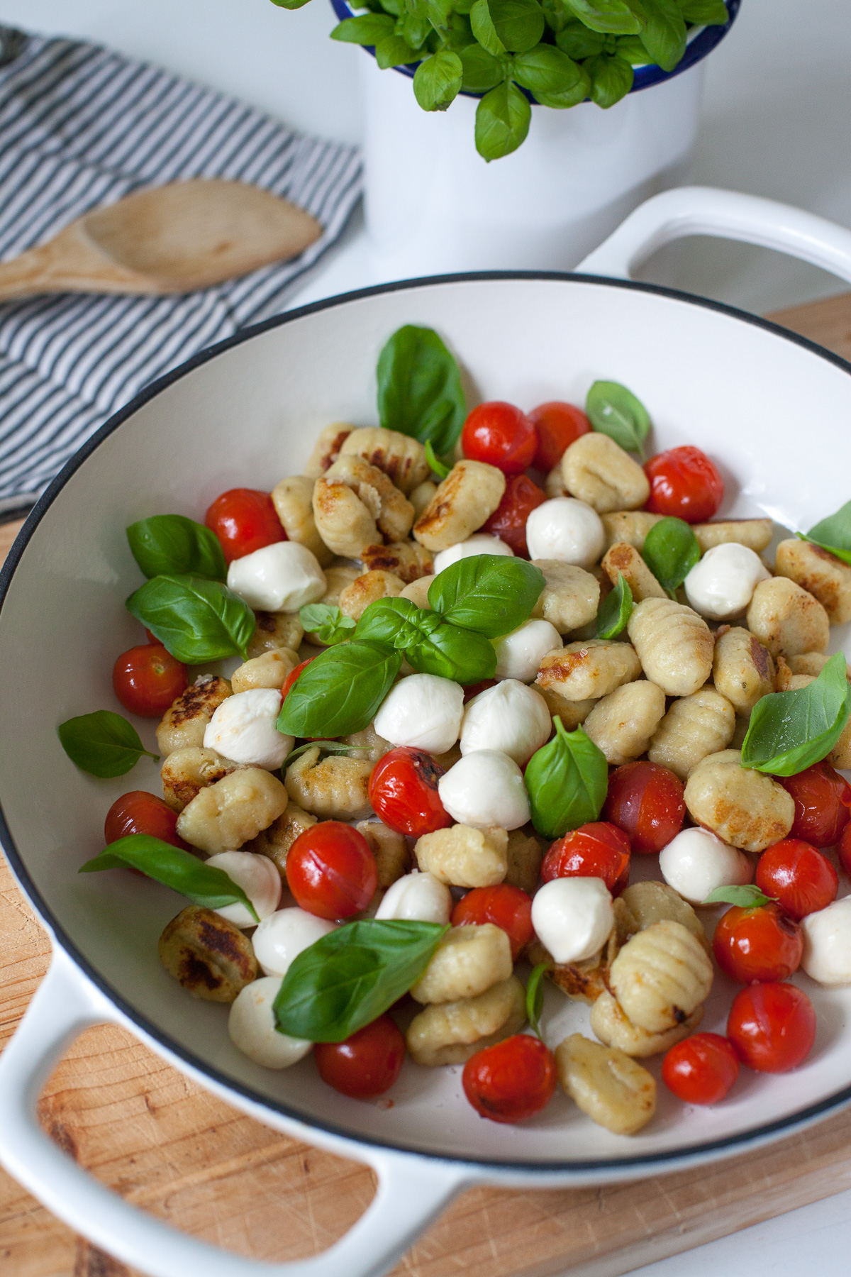 Schnelle Gnocchi mit Tomate und Mini-Mozzarella - perfekt für eine kurze Mittagspause! 