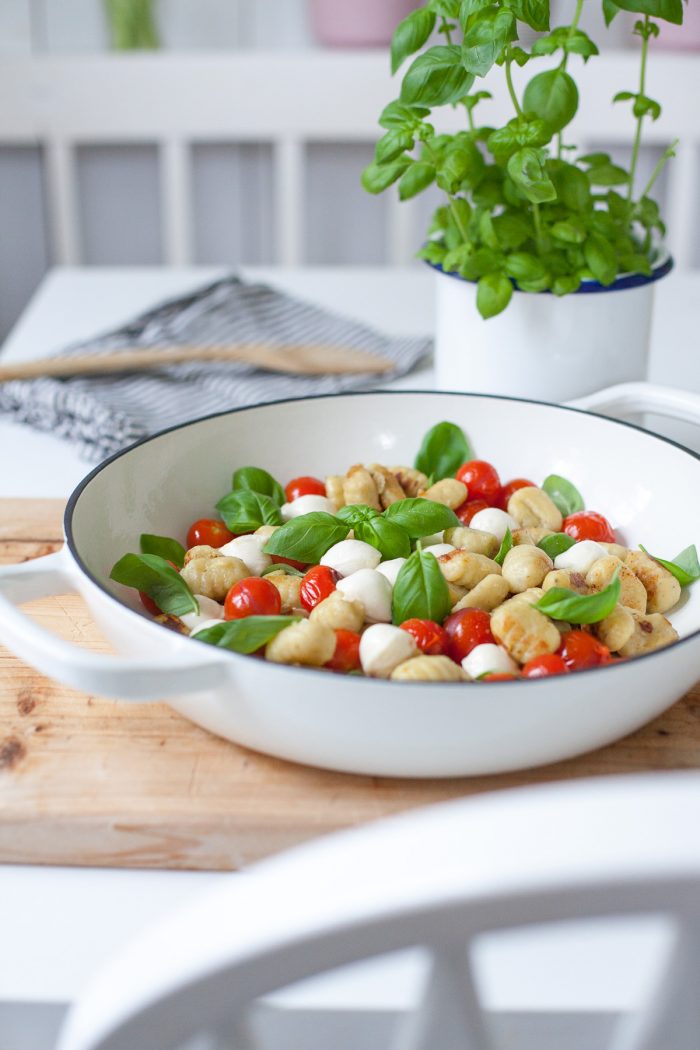 ein schnelles und leckeres Mittagessen: Gnocchi mit Tomate und Minimozzarella