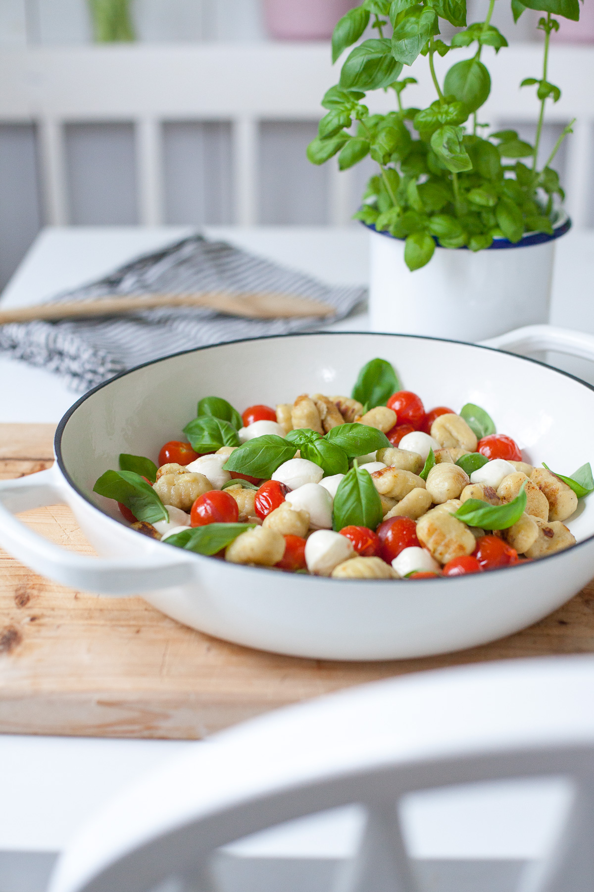 Schnelle Gnocchi mit Tomate und Mini-Mozzarella - perfekt für eine kurze Mittagspause! 