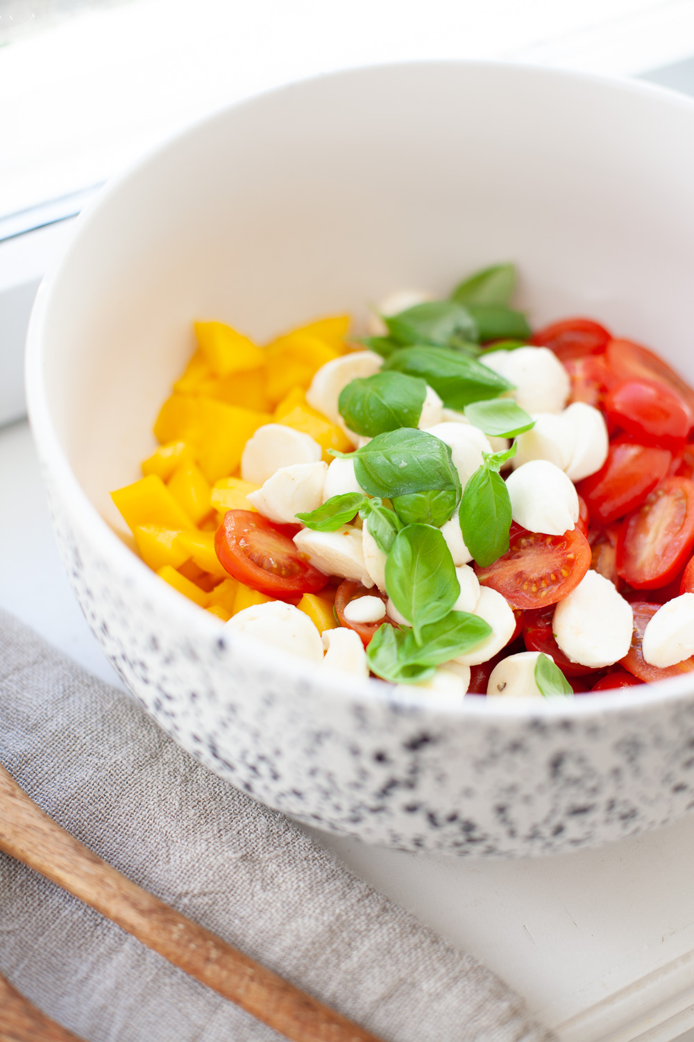 Mit nur ein paar Zutaten ist der Mango Tomaten Mozzarella Salat ein Dauerbrenner bei jedem Grillen - die Mango gibt einfach noch den letzten Pfiff mit ihrer Süße!