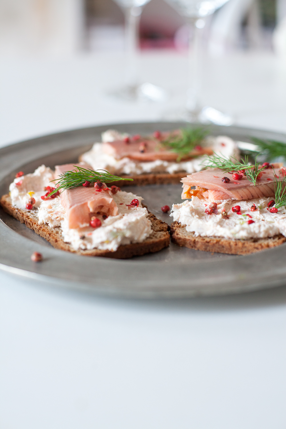 Es gibt Schnittchen Schneewittchen mit Bach-Saiblingcreme mit rotem Pfeffer und Zitronenzesten