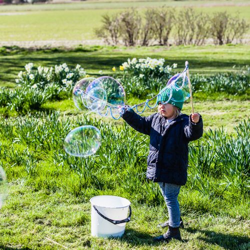 Spass im Garten mit Riesenseifenblasen