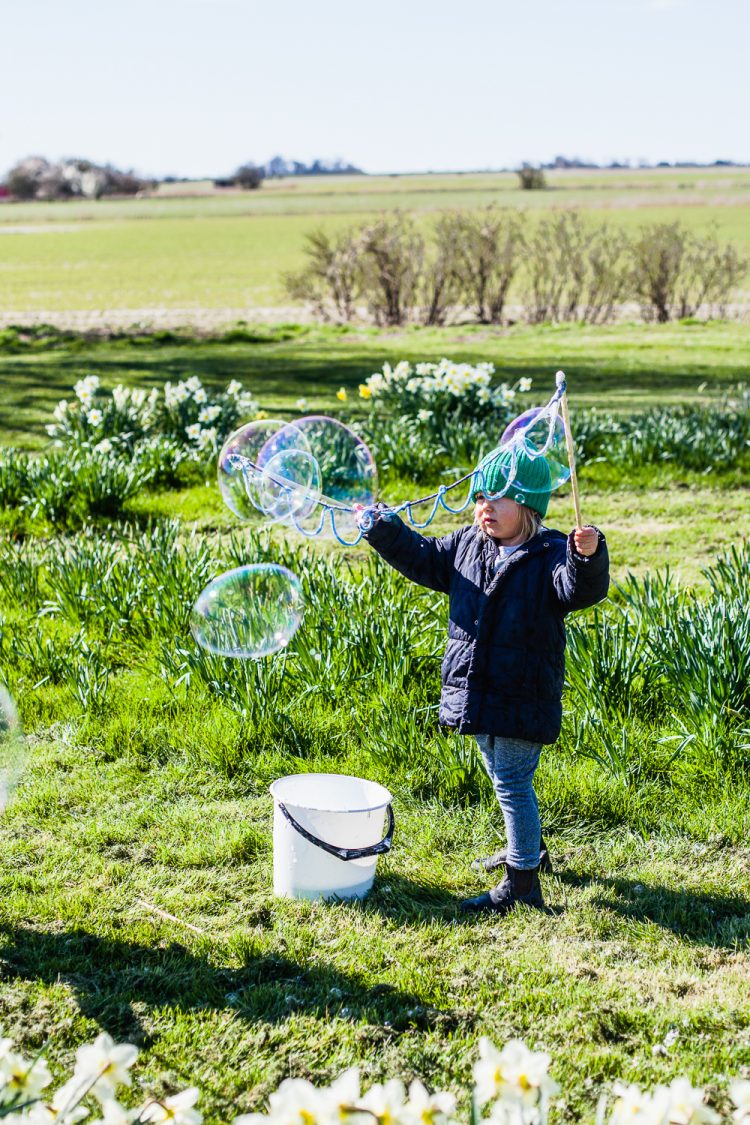 Spass im Garten mit Riesenseifenblasen