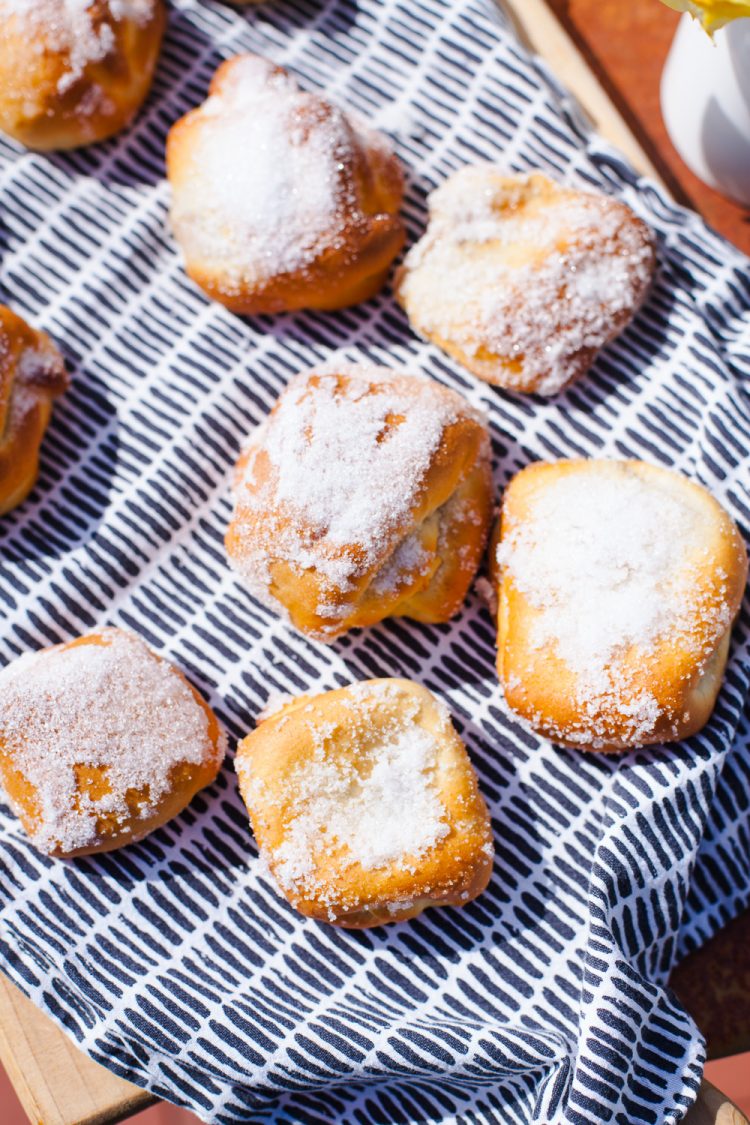 Hefeteilchen mit Rhabarber Marzipan Füllung