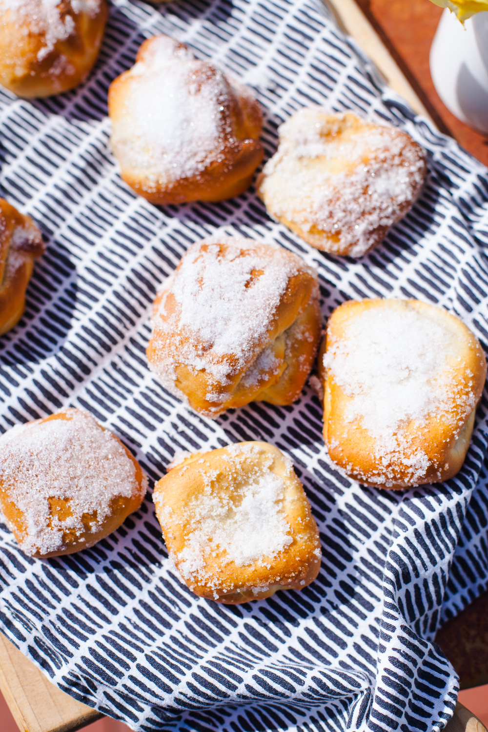 F&uuml;r den kleinen gro&szlig;en Hunger zwischendurch - ein Rezept f&uuml;r Hefeteilchen mit Rhabarber-Marzipan-F&uuml;llung. Sie machen sich nat&uuml;rlich auch wunderbar zum Kaffee am Nachmittag. ;)