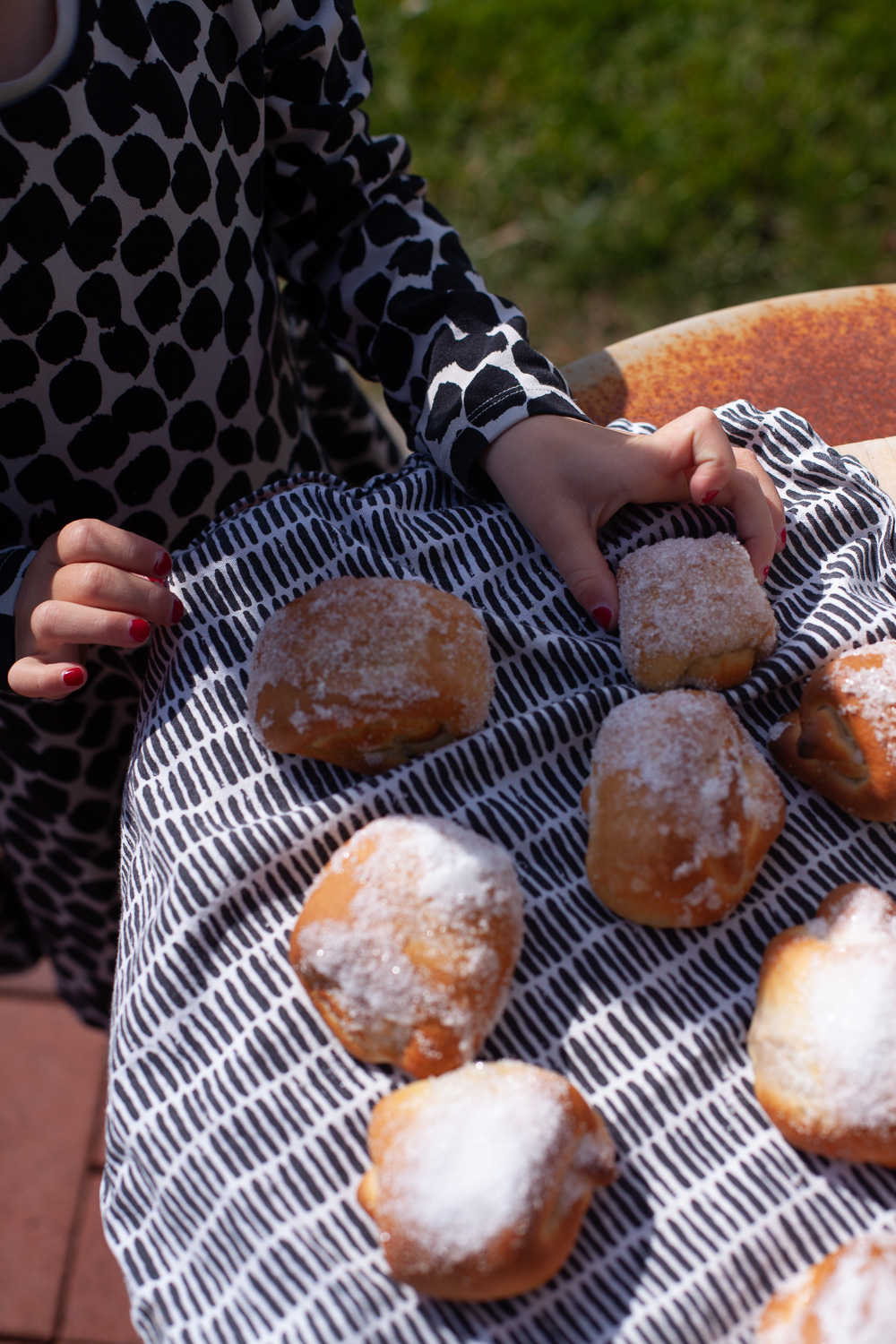 F&uuml;r den kleinen gro&szlig;en Hunger zwischendurch - ein Rezept f&uuml;r Hefeteilchen mit Rhabarber-Marzipan-F&uuml;llung. Sie machen sich nat&uuml;rlich auch wunderbar zum Kaffee am Nachmittag. ;)