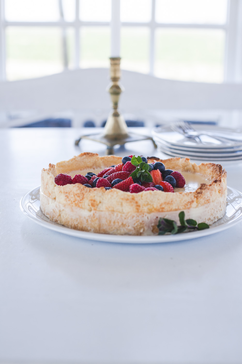 Panna Cotta zur Kaffeezeit als Kuchen statt als Dessert! Er ist so lecker, ganz einfach in der Zubereitung und getopped mit frischen Beeren ein echter Hingucker