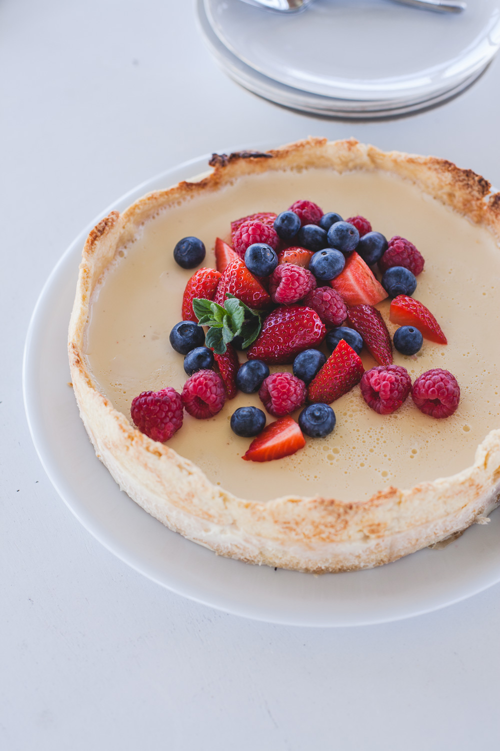 Panna Cotta zur Kaffeezeit als Kuchen statt als Dessert! Er ist so lecker, ganz einfach in der Zubereitung und getopped mit frischen Beeren ein echter Hingucker