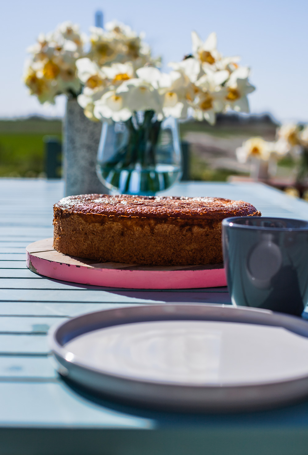 Rezept f&uuml;r einen Rhabarberkuchen der mich sofort geschmacklich nach Sylt bringt. In Nielsens Kaffeegarten im Speziellen. Begebt Euch mit mir auf eine kulinarische Reise.
