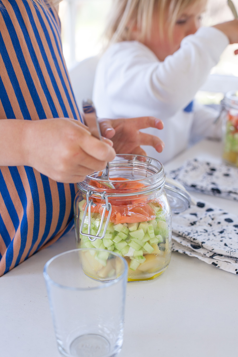 Kartoffel Schichtsalat mit Lachs im Glas - lässt sich super Vorbereiten und ist ein sehr gesundes Mittagessen.