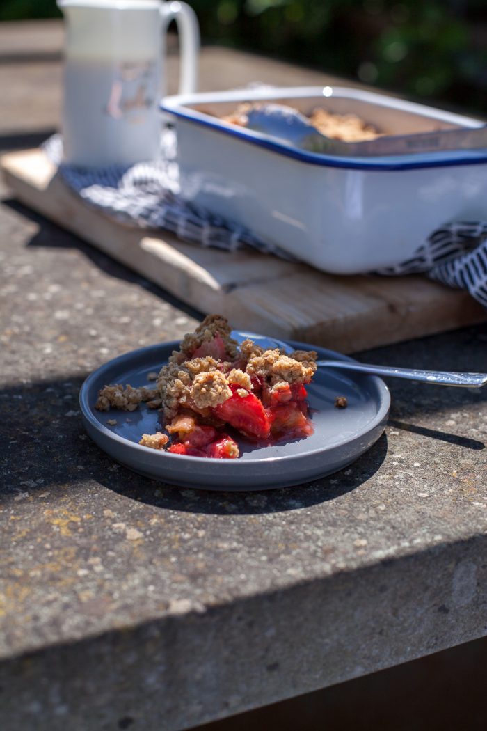 Rhabarber-Erdbeer-Crumble – noch schnell bevor die Rhabarber Saison zu ...
