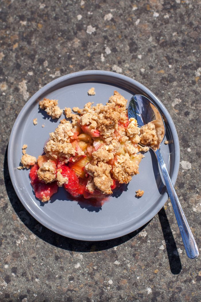 Rhabarber-Erdbeer-Crumble – noch schnell bevor die Rhabarber Saison zu Ende geht