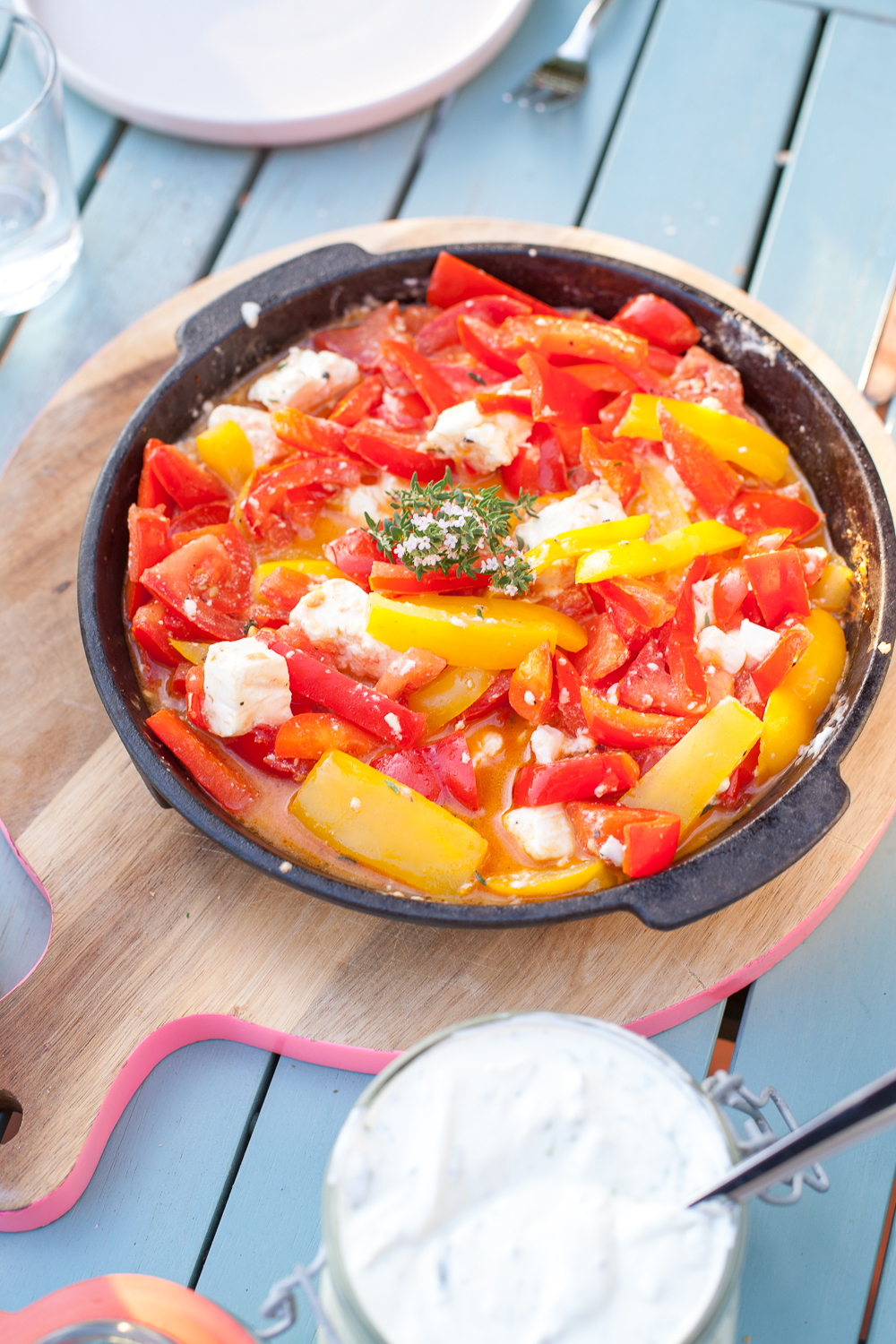 Leckere Gemüsepfanne mit Feta vom Grill für schöne Sommerabende - eine prima vegetarische Alternative!