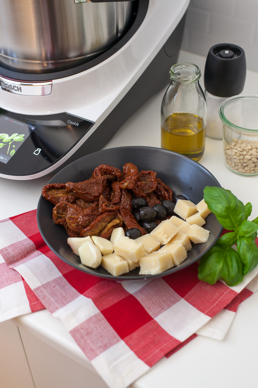 Pesto Rosso mit Oliven aus dem Bosch Cookit (Werbung)
