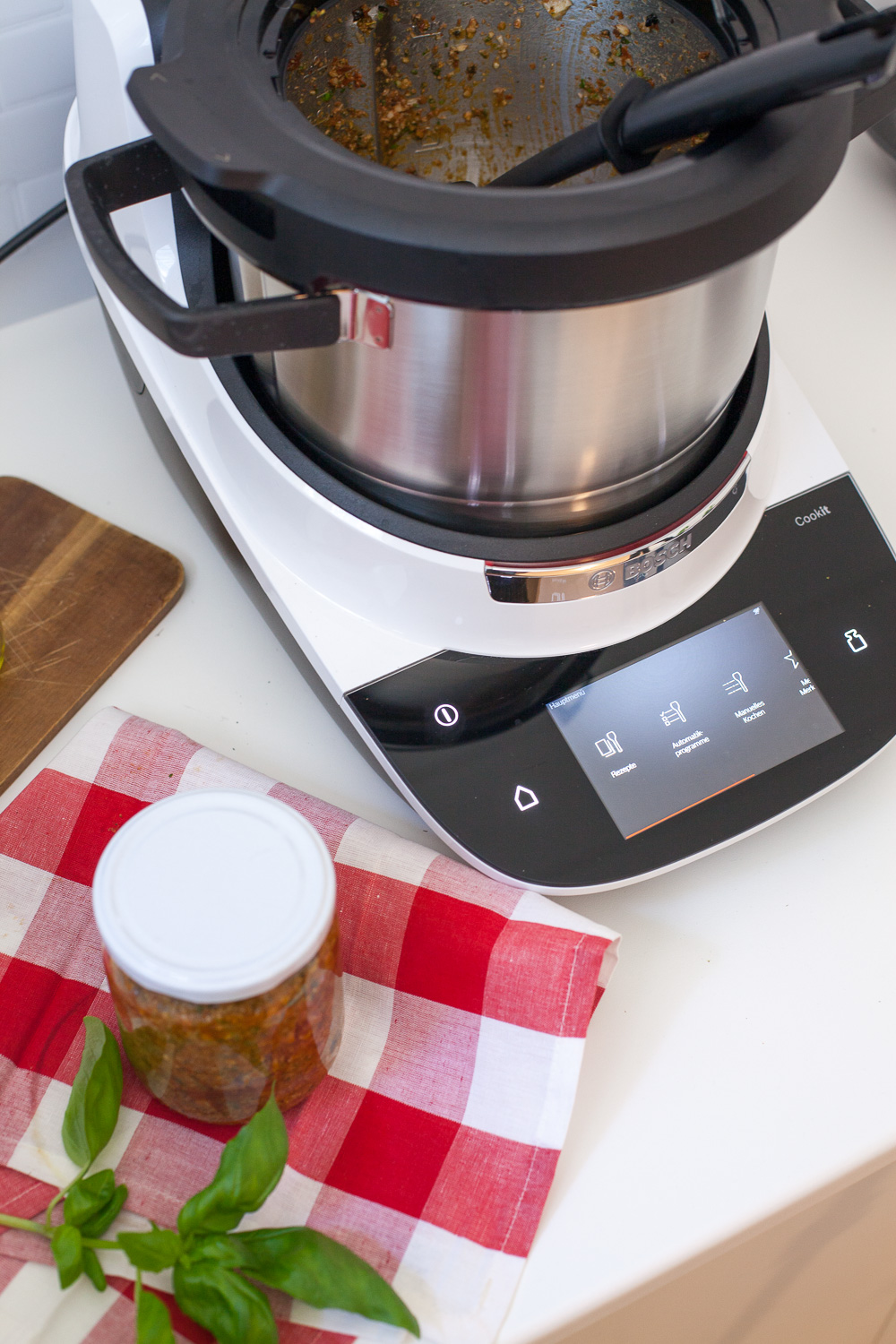 Pesto Rosso mit Oliven aus dem Bosch Cookit (Werbung)