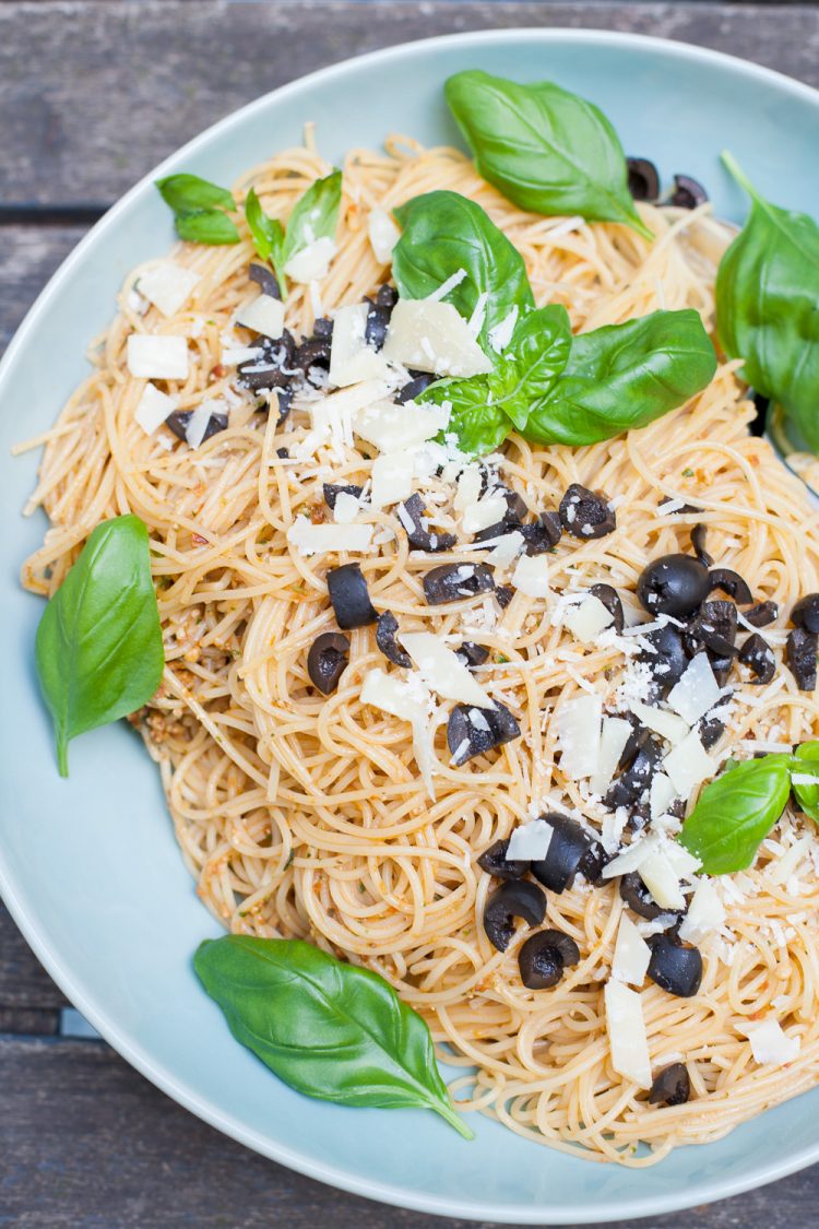 Pesto Rosso mit Oliven aus dem Bosch Cookit (Werbung)