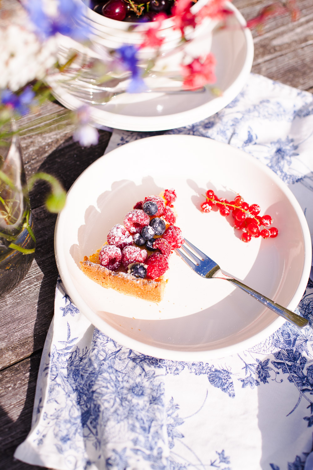 Eine Cremige Beeren-Cheesecake-Tarte ganz einfach selbst gemacht. Perfekt für einen schönen Nachmittag mit Kaffee und Kuchen im Garten. So schmeckt Sommer!