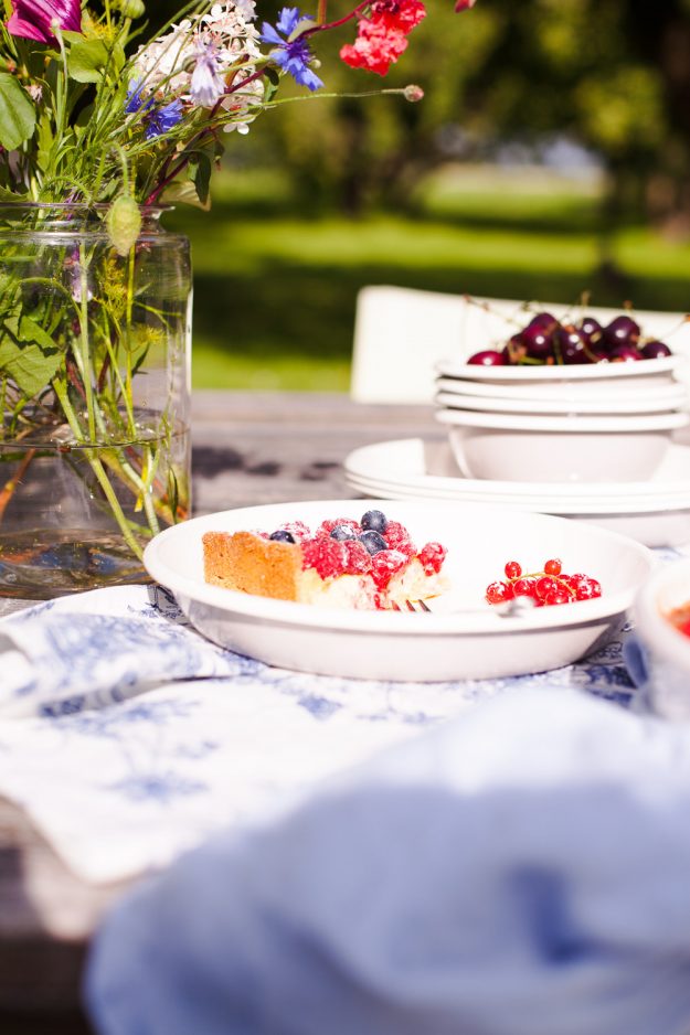 Eine Cremige Beeren-Cheesecake-Tarte ganz einfach selbst gemacht. Perfekt für einen schönen Nachmittag mit Kaffee und Kuchen im Garten. So schmeckt Sommer!