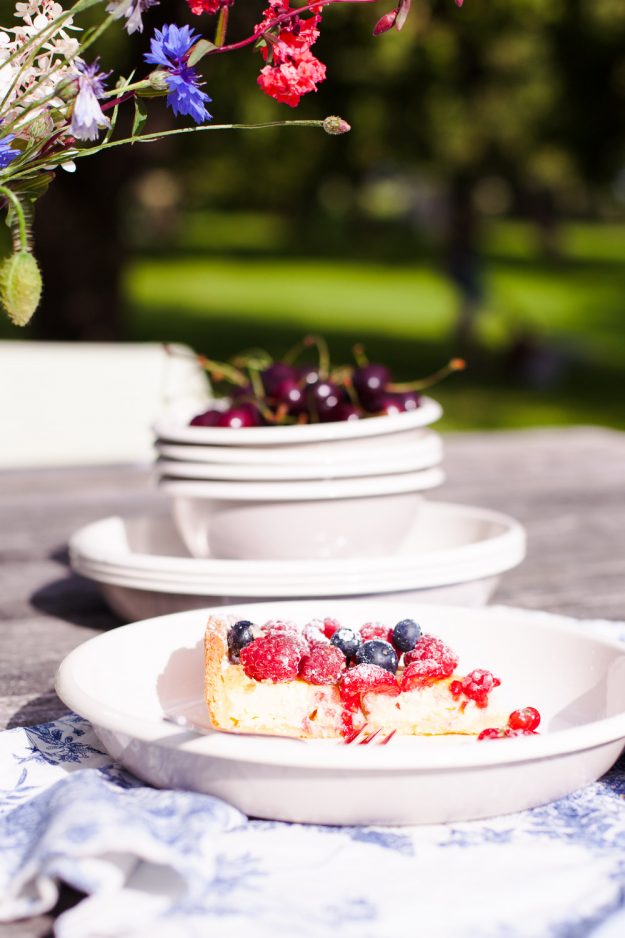 Eine Cremige Beeren-Cheesecake-Tarte ganz einfach selbst gemacht. Perfekt für einen schönen Nachmittag mit Kaffee und Kuchen im Garten. So schmeckt Sommer!