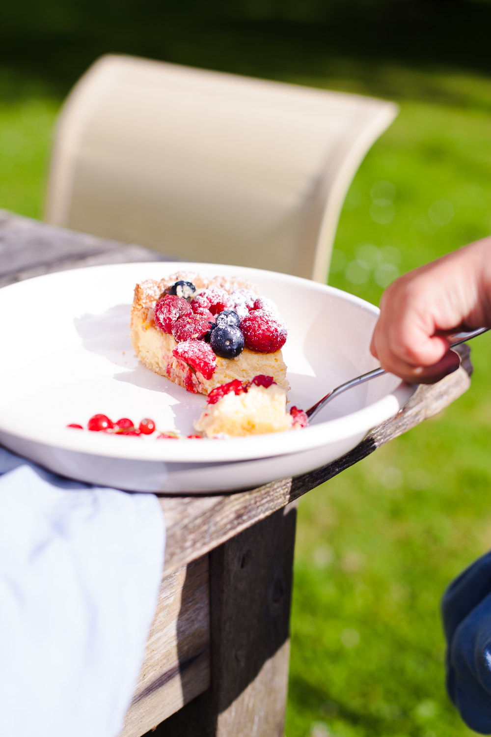 Eine Cremige Beeren-Cheesecake-Tarte ganz einfach selbst gemacht. Perfekt für einen schönen Nachmittag mit Kaffee und Kuchen im Garten. So schmeckt Sommer!