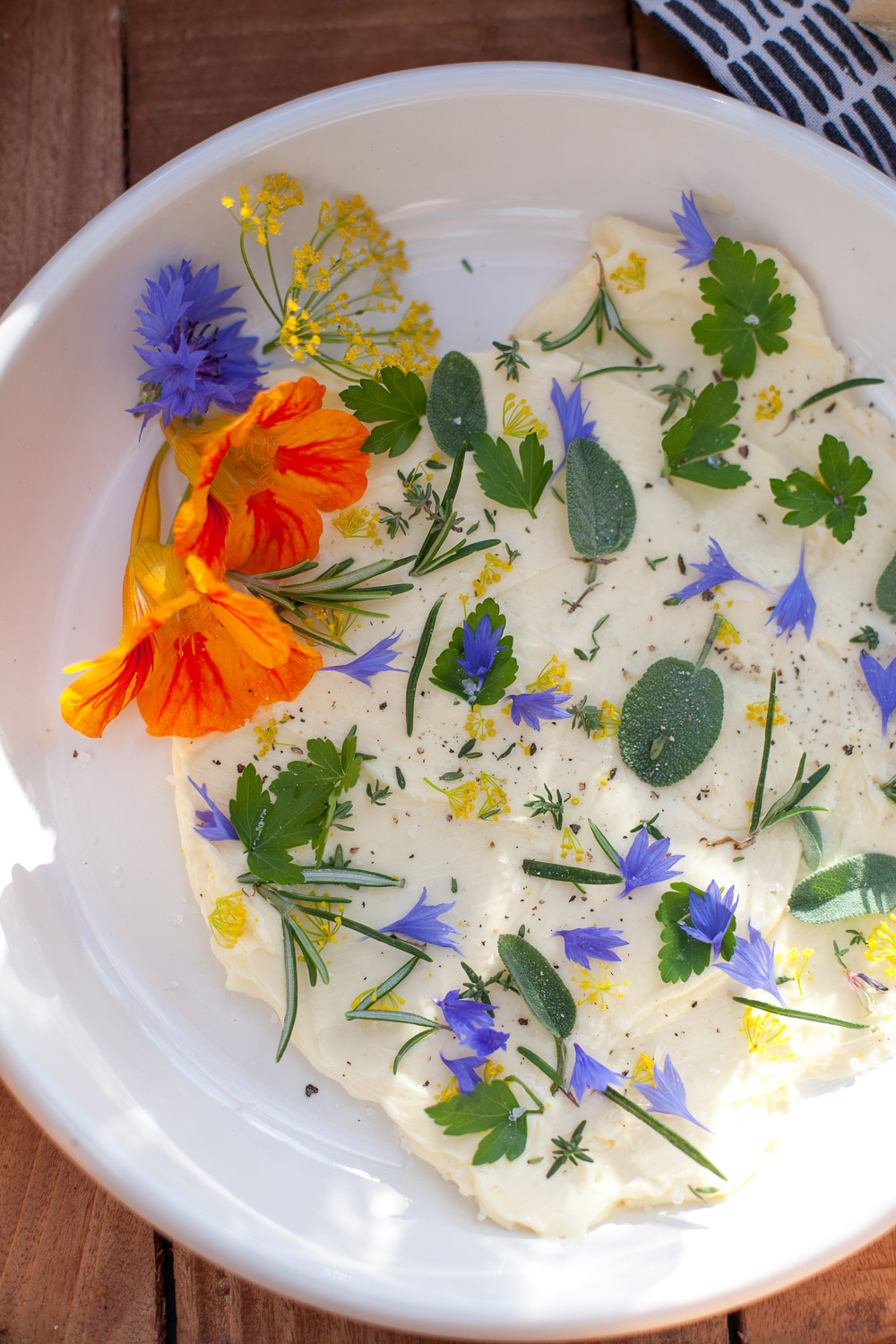Die hübsche Blüten-Kräuter-Butter | tastesheriff