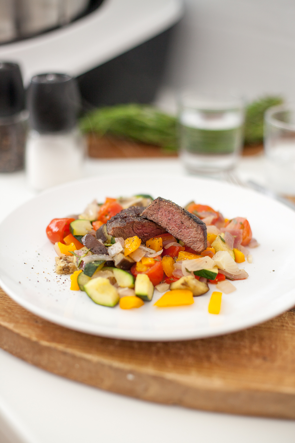 Sous Vide kann ich jetzt auch - Rinderfilet mit mediterranem Gemüse aus dem BOSCH Cookit