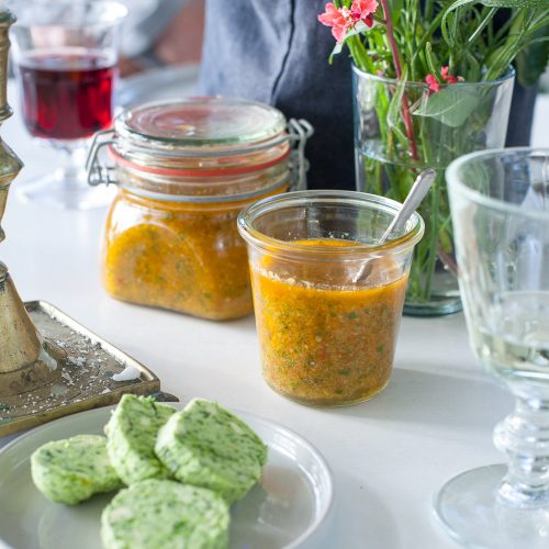 Argentinisches Chimmichurri mit frischen Zutaten aus dem Garten