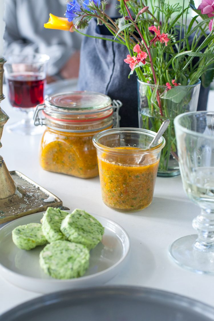Argentinisches Chimmichurri mit frischen Zutaten aus dem Garten