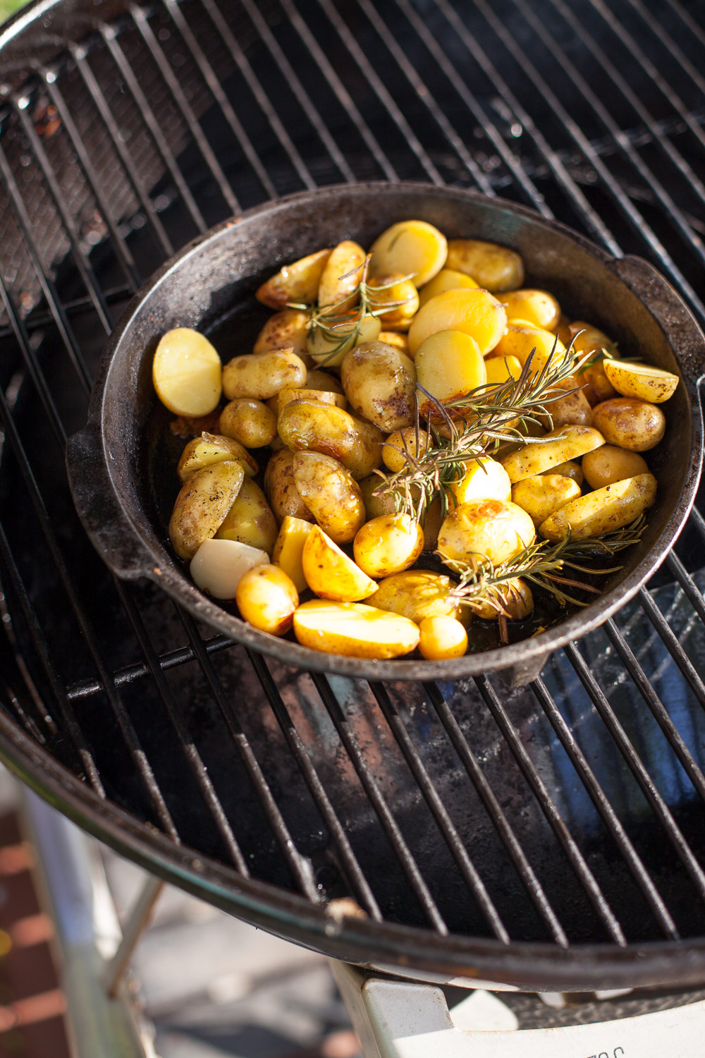 Rosmarinkartoffeln vom Grill - so einfach und so lecker! In nur wenigen Minuten vorbereitet, schmecken die kleinen Kartoffeln ganz köstlich als Grill-Beilage.