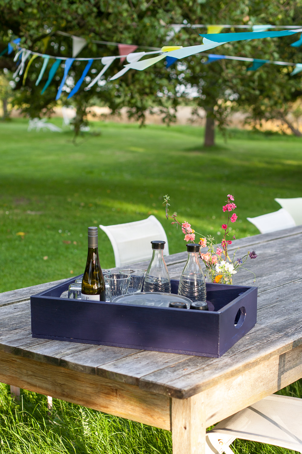 Die Anleitung zu einem sch&ouml;nen Gartentablett f&uuml;r das n&auml;chste Gartendinner