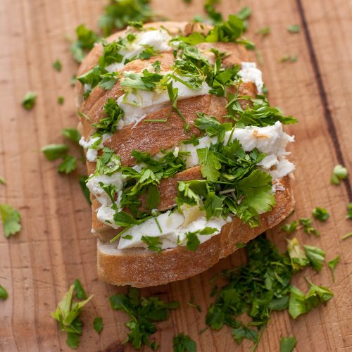 Knusprig gefülltes Brot