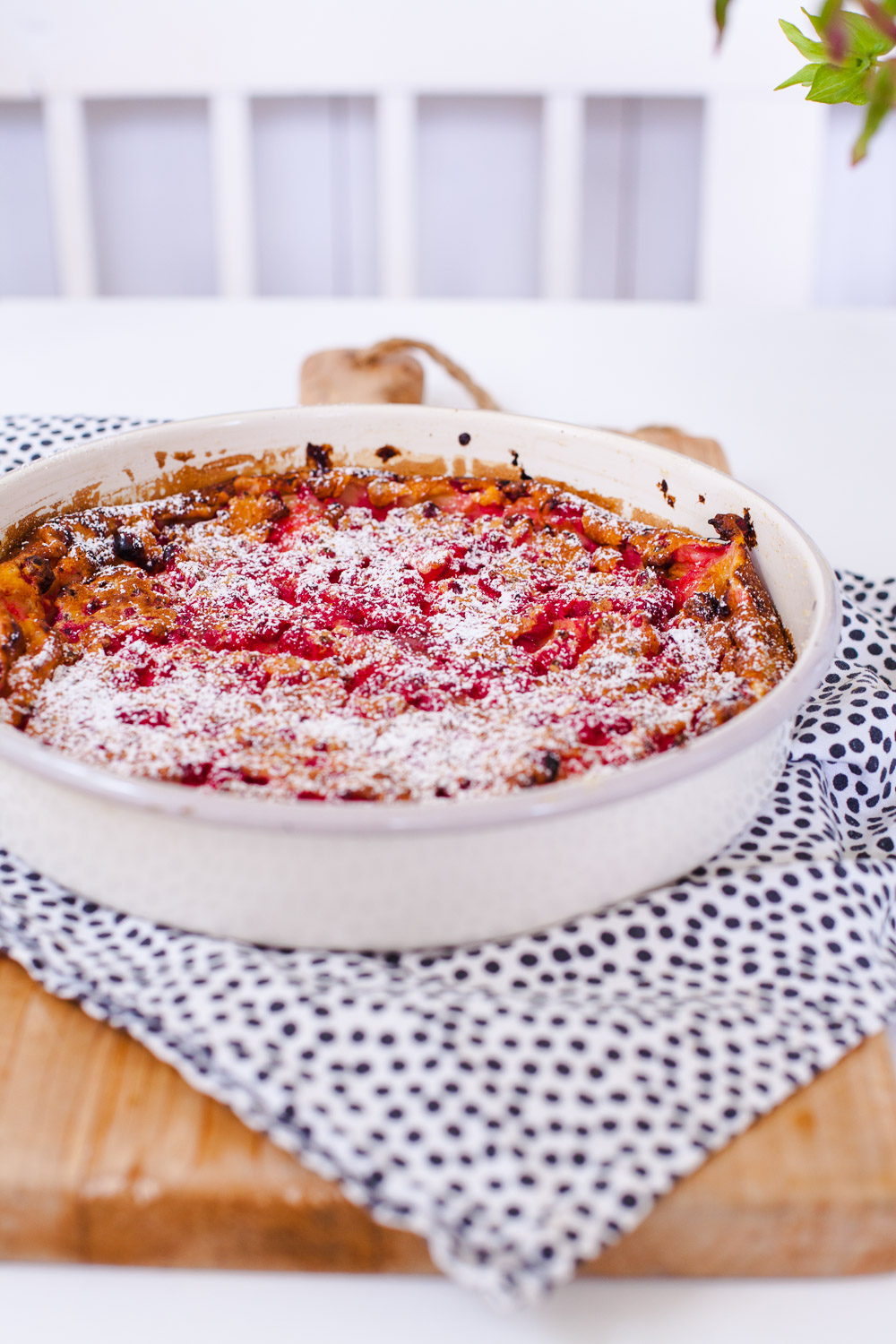 Johannisbeer Clafoutis - die Mischung aus Auflauf und Kuchen aus dem Ofen schmeckt mit unterschiedlichem Obst - aber mit Johannisbeeren lieb ich es besonders.