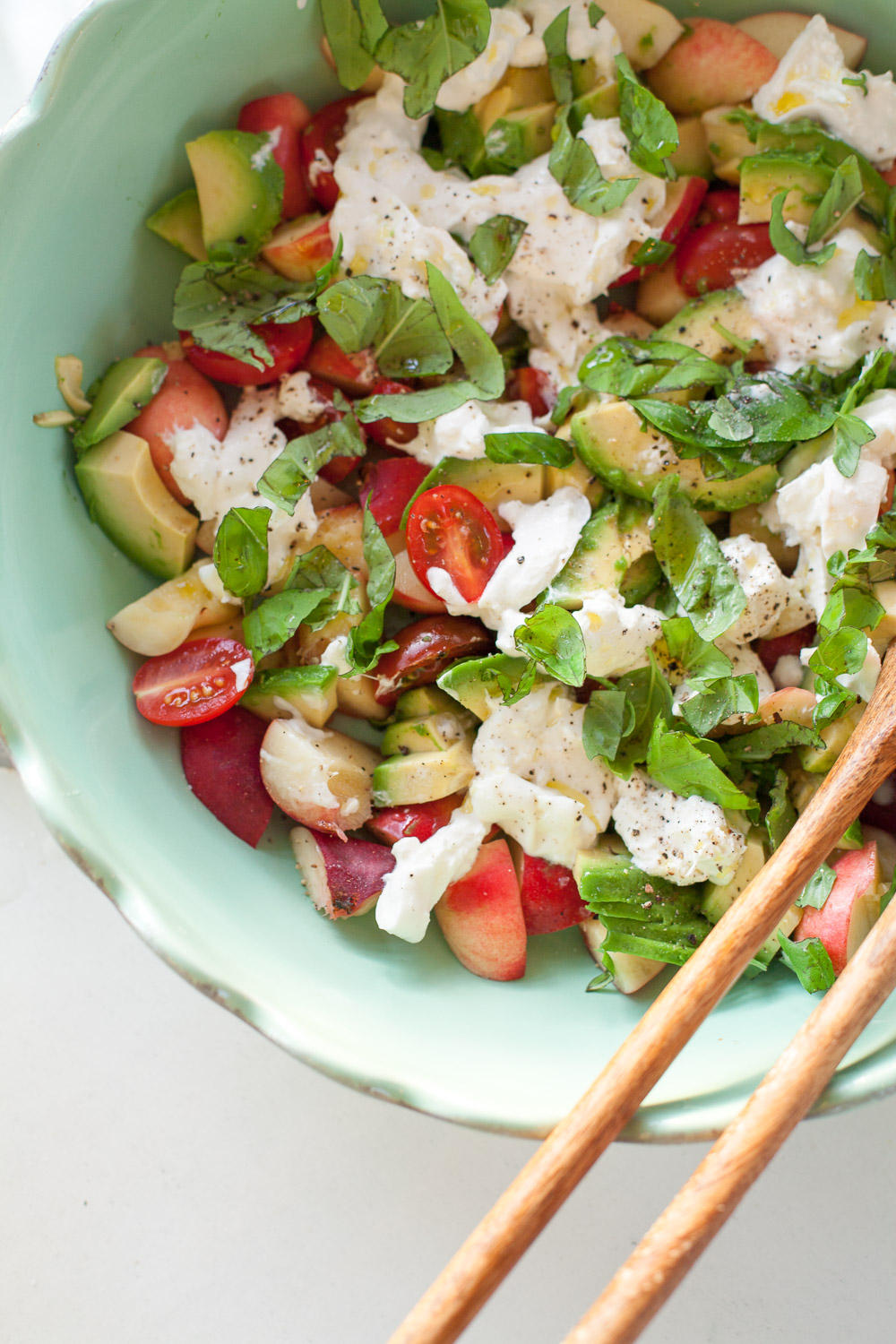 Ein tolles Rezept für den nächsten Sommerabend auf der Terrasse - der bunte Pfirsich-Burrata-Salat