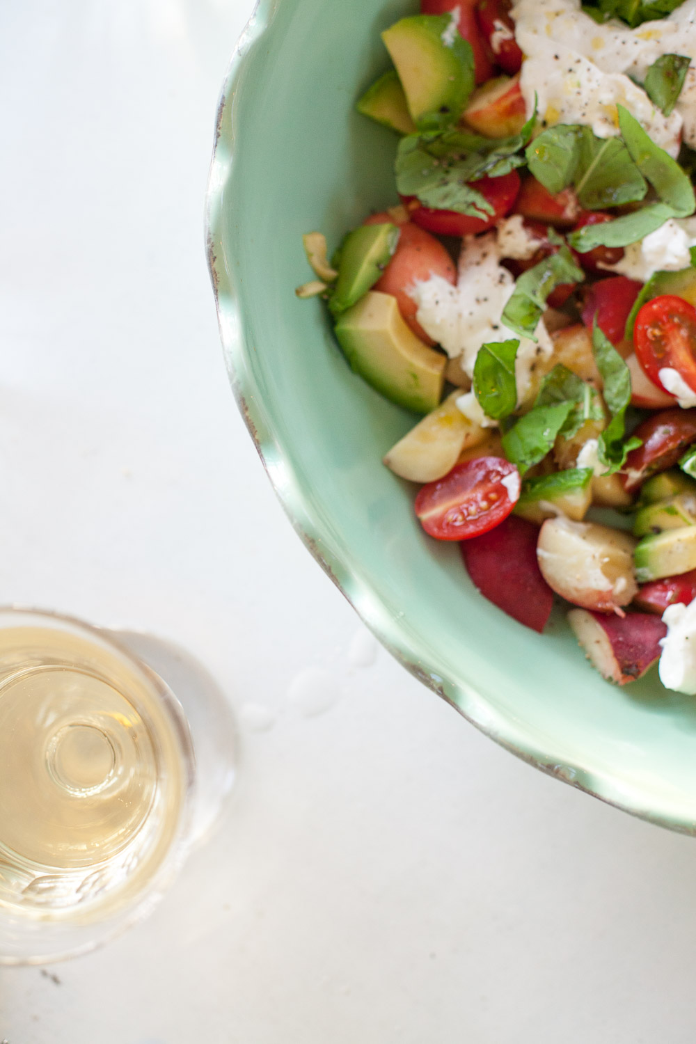 Ein tolles Rezept für den nächsten Sommerabend auf der Terrasse - der bunte Pfirsich-Burrata-Salat