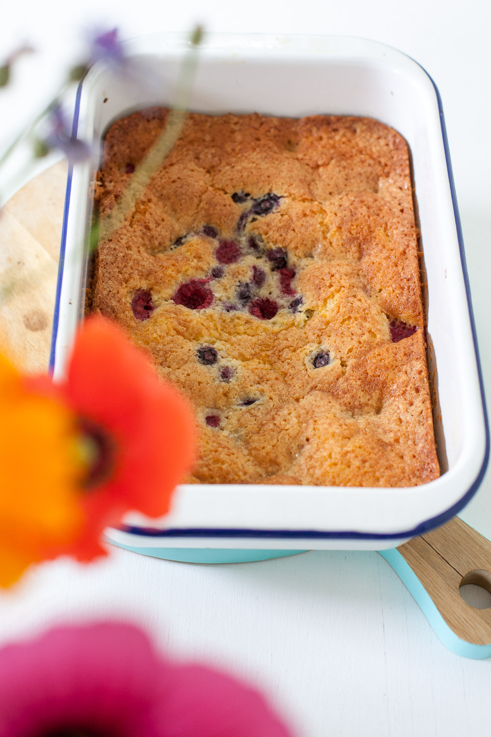 Schneller fluffiger Beerenkuchen! Super schnell und ganz einfach! Den leckeren Kuchen kann ich Euch ans Herz legen. Man braucht nur wenige Beeren und ein paar Zutaten!