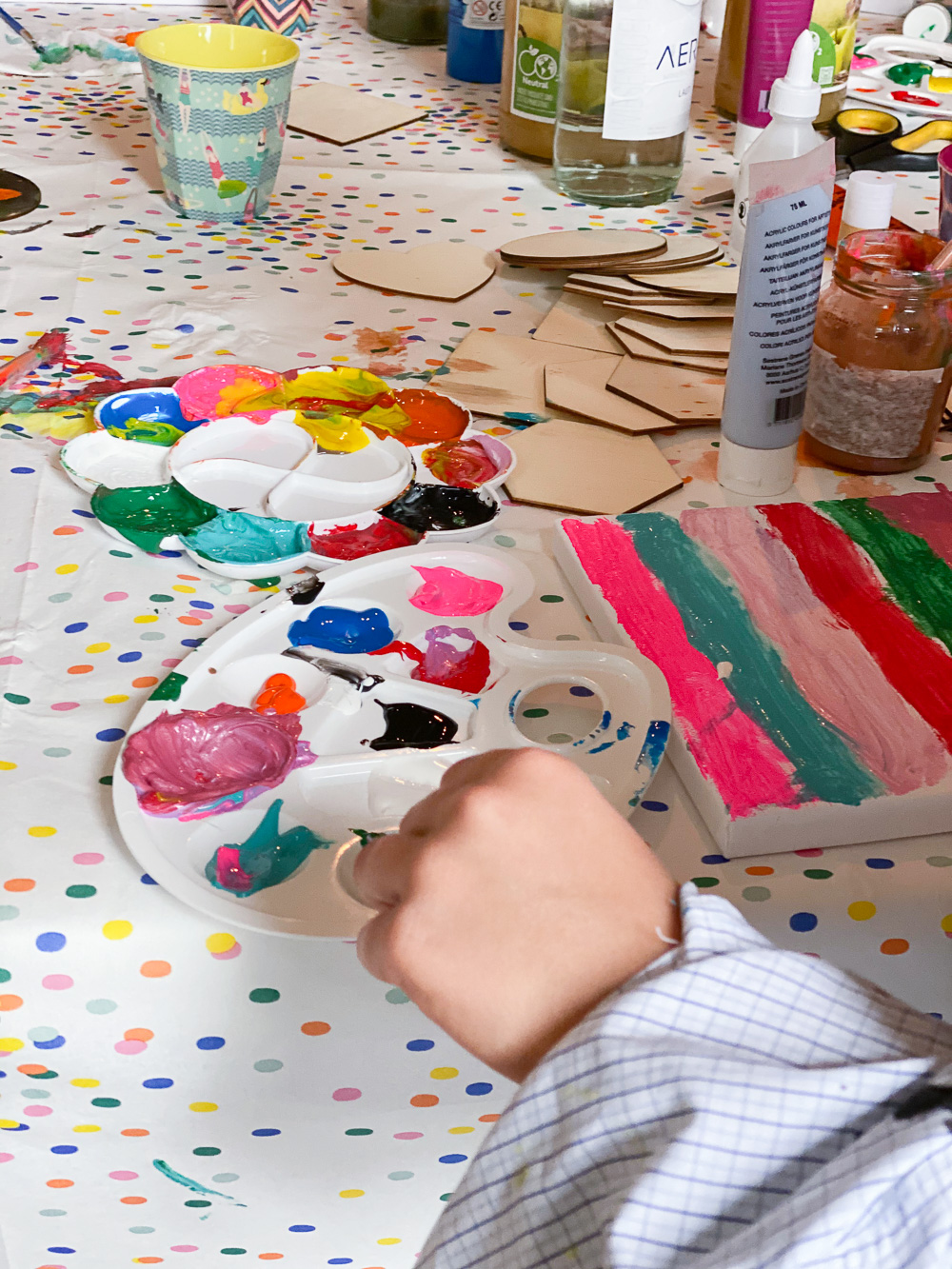 Ein kreativer Kindergeburtstag zu Hause f&uuml;r kleine K&uuml;nstlerinnen und K&uuml;nstler. Ich nehm Euch mit durch den Tag und es gibt ein paar Inspirationen zum Selbermachen.