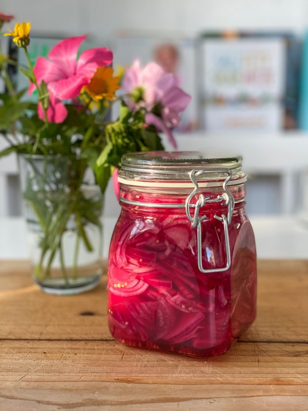 Eingelegte Zwiebeln im Glas ganz einfach gemacht und köstlich zu vielen Rezepten