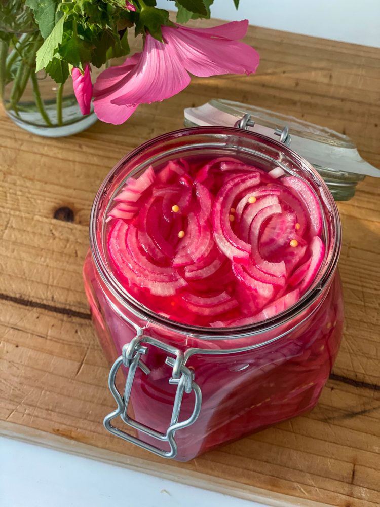 Eingelegte rote Zwiebeln - Pickled Red Onions | tastesheriff