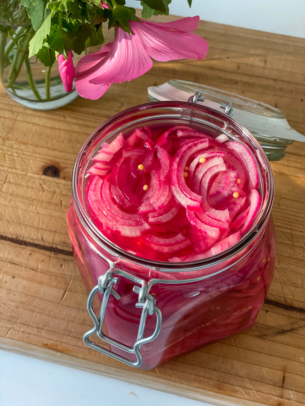 Mögt ihr eingelegte rote Zwiebeln? Ich kenne sie vor allem aus der skandinavischen Küche, wo gerne zum Smørrebrød aka Butterbrot noch ordentlich Zwiebeln kommen. Eingelegte Zwiebeln im Glas sind ganz einfach gemacht und köstlich zu vielen Rezepten.