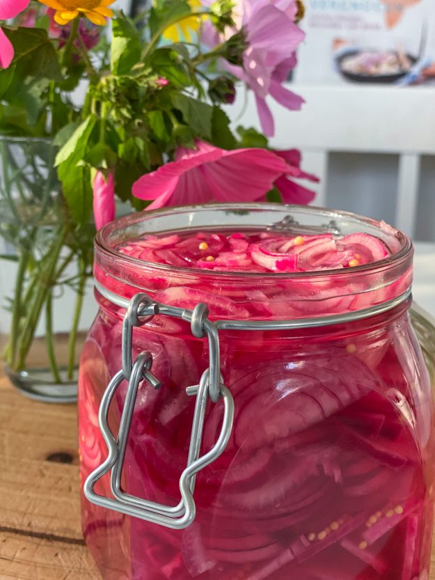 Eingelegte rote Zwiebeln - Pickled Red Onions | tastesheriff