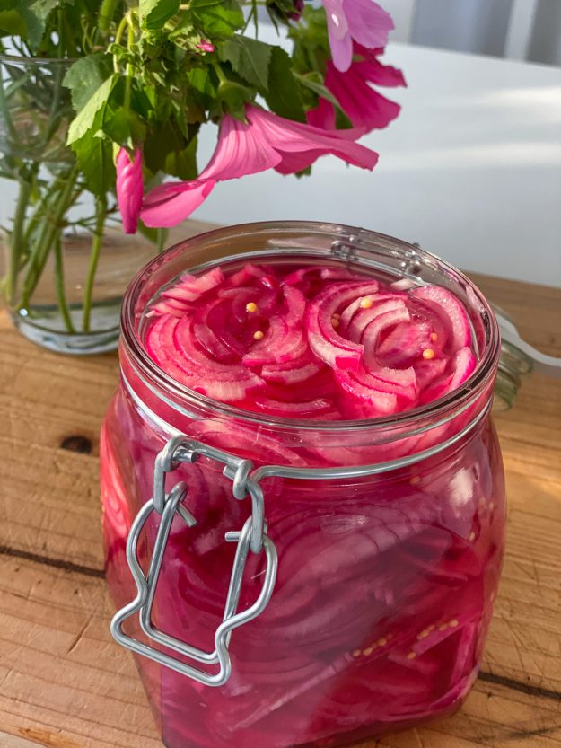 Eingelegte Zwiebeln im Glas ganz einfach gemacht und köstlich zu vielen Rezepten