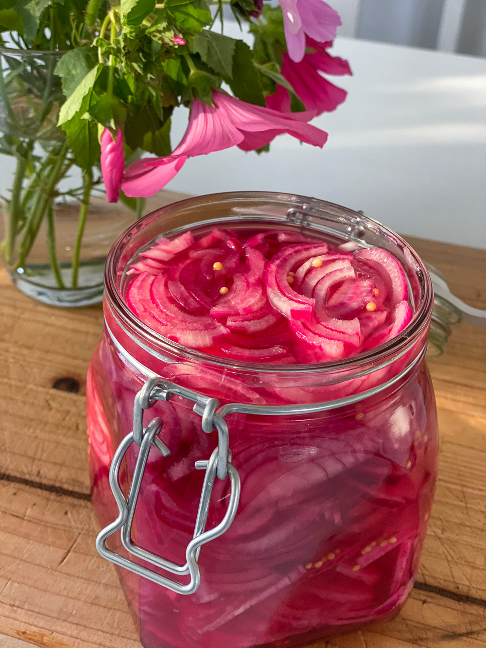 Mögt ihr eingelegte rote Zwiebeln? Ich kenne sie vor allem aus der skandinavischen Küche, wo gerne zum Smørrebrød aka Butterbrot noch ordentlich Zwiebeln kommen. Eingelegte Zwiebeln im Glas sind ganz einfach gemacht und köstlich zu vielen Rezepten.