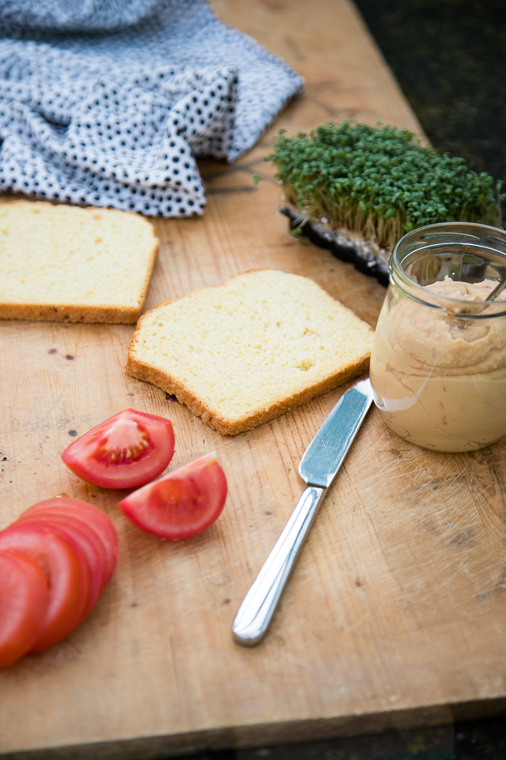 Super leckere belegte Brote mit einem einfachen und gesundem Kichererbsenaufstrich, den man auch für ein paar Tage im Kühlschrank aufbewahren kann.