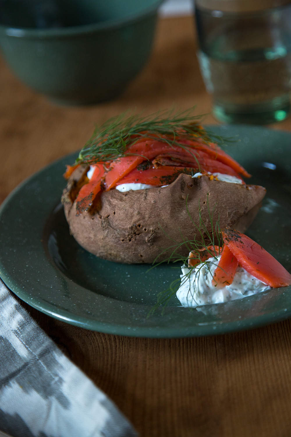 Gebackene Süsskartoffel mit Ziegenkäse-Quark und Wildlachs